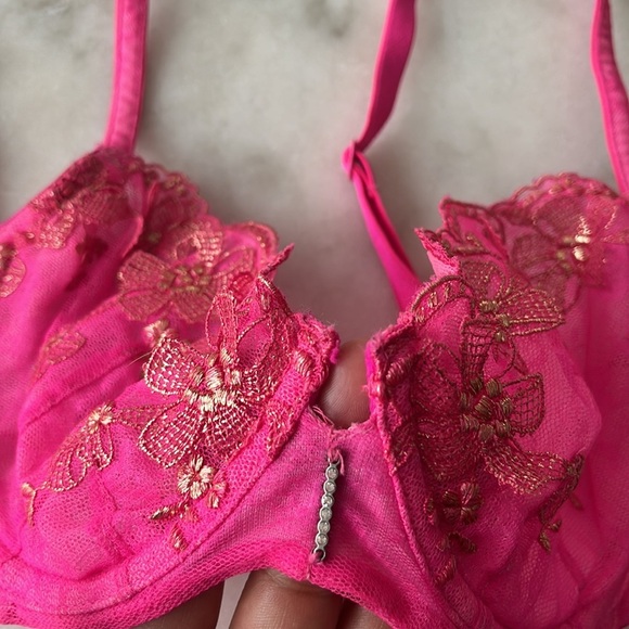 Victoria's Secret hot Pink blush Push Up Bra Gold Accents 32D Bundle of two Bras - Picture 8 of 13